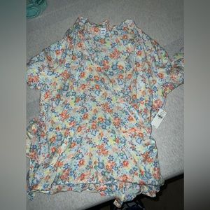 Old navy size medium floral wrap top. New with tags